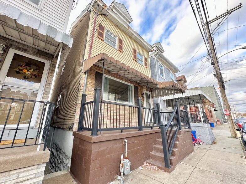 Building Photo - 324 Ella St