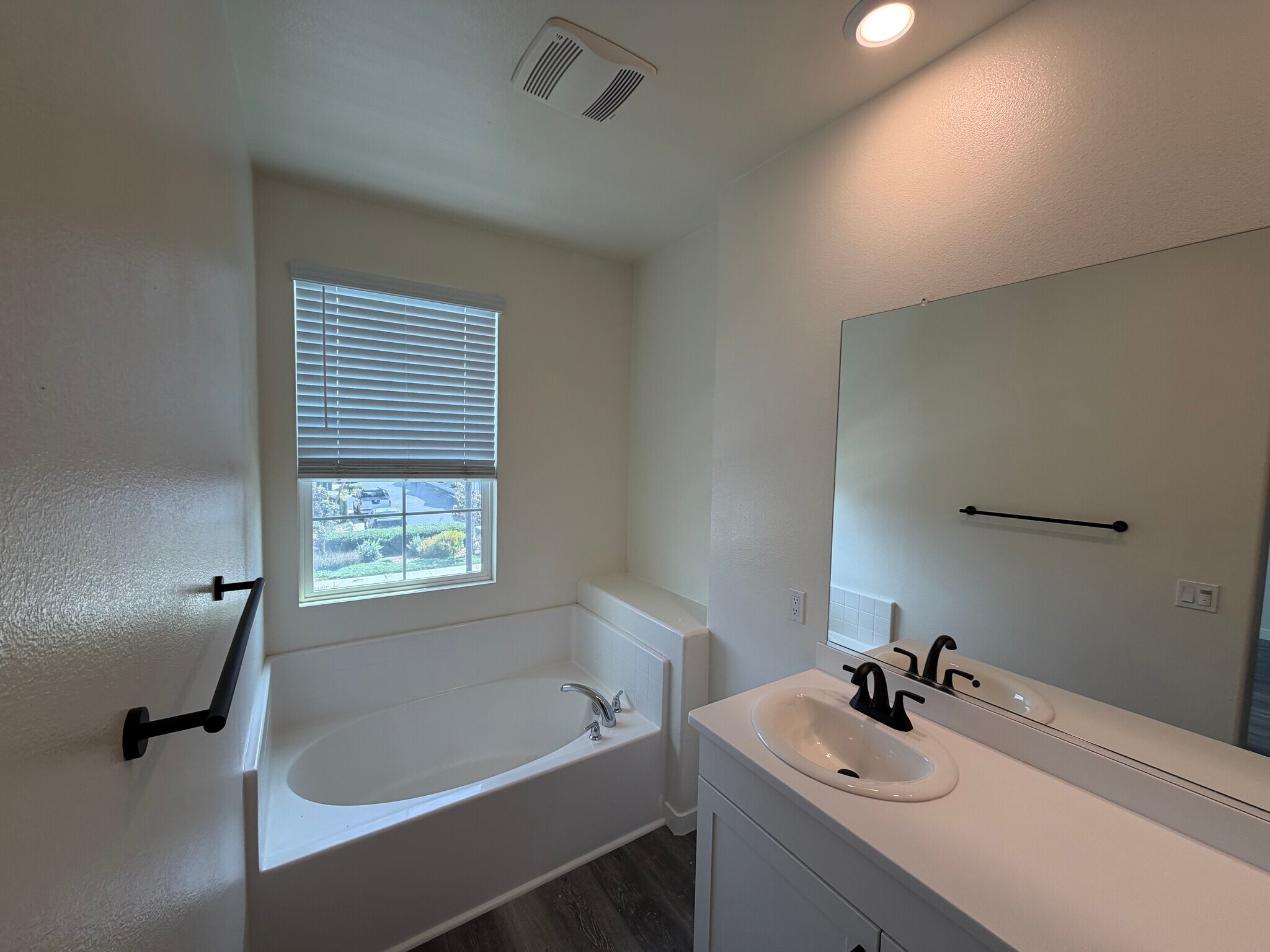 Building Photo - 30383 Town Square Dr