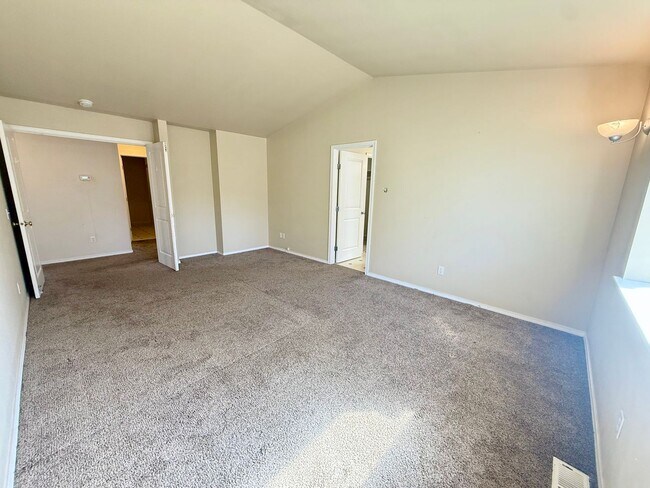 Building Photo - 3 Bedroom, 2 Bath Home Available!