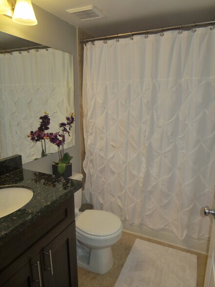 Building Photo - 2811 N Oakland Forest Dr