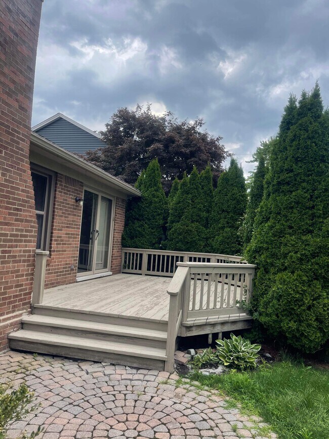 Building Photo - 43905 Rivergate Dr