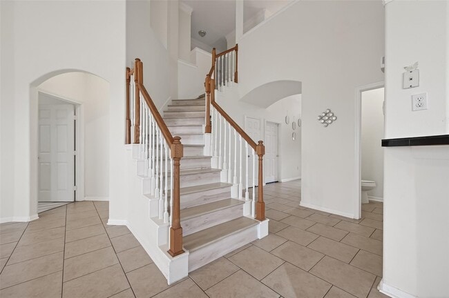 Building Photo - 14914 W Bend Dr