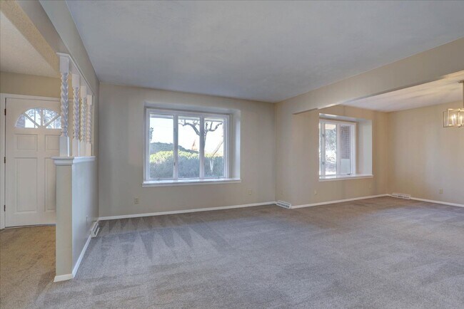 Building Photo - 3 Bedroom 3 Bathroom Home on a 1 Acre Lot