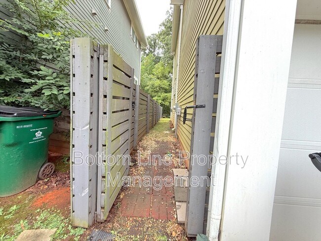Building Photo - 5218 Kelly St