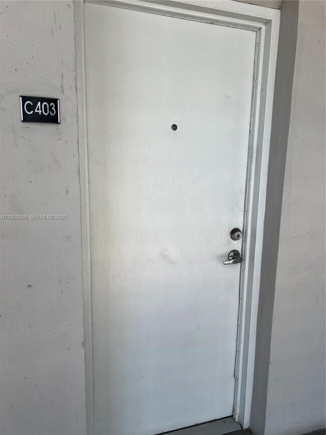 Building Photo - 1300 Lincoln Rd