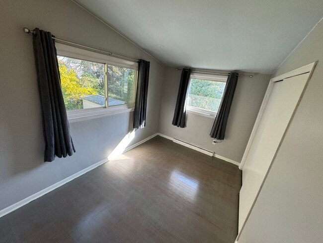 Building Photo - Three Bedroom / 1.5 Bathroom House AVAILABLE October