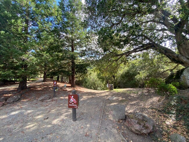 Building Photo - Low Deposit W/ Garage Parking & In Unit Laundry!