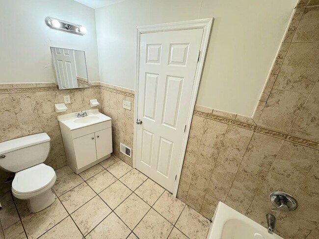 Building Photo - 305 S 6th St