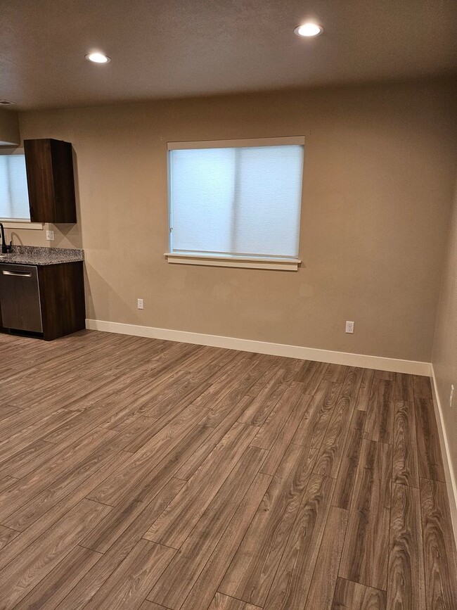 Building Photo - Cute-Modern 2 Bedroom Apt for Rent in Orem...