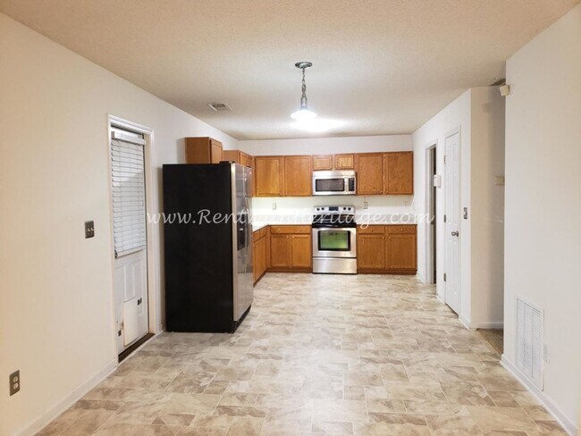 Building Photo - Gorgeous Brick Home with Golf Course / Lake View in Popular Mirror Lake Golf/ Swim / Tennis Subdi...