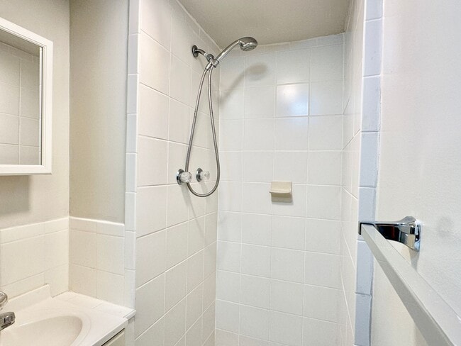 Building Photo - 3 bed 2 bath - Parking!!!  Pets Welcome!!!