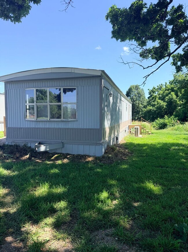 Building Photo - Rural setting - 2 bed 1 bath