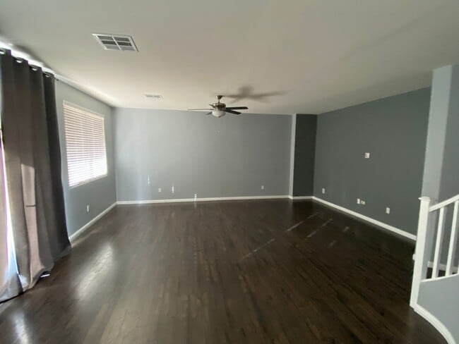 Building Photo - Gorgeous 4Bed/2.5Bath/2Car, 2-Story Residence with Loft in Mountains Edge Area gated Community!