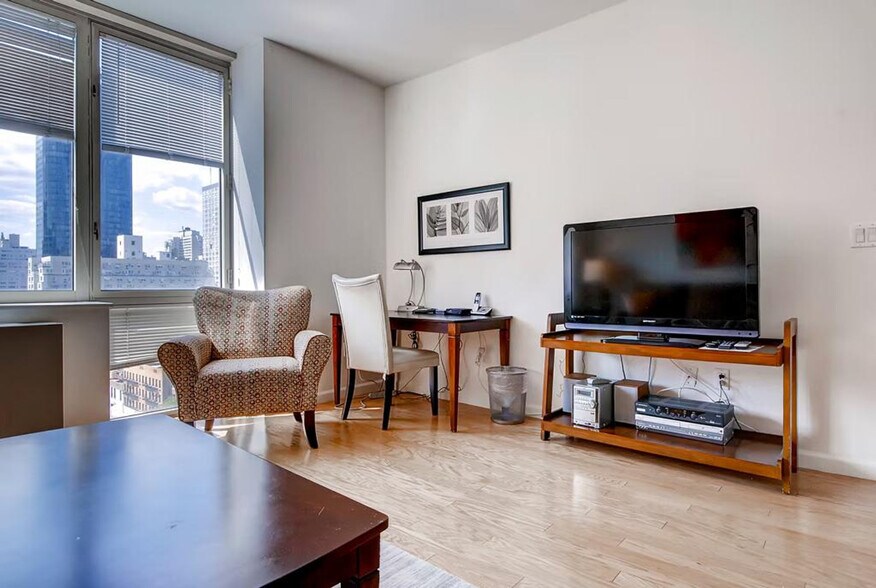 Building Photo - 400 E 66th St