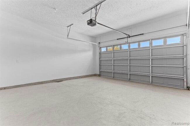 Building Photo - 711 W Windward Way