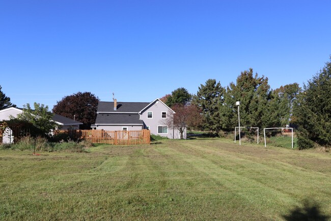 Building Photo - Country Living