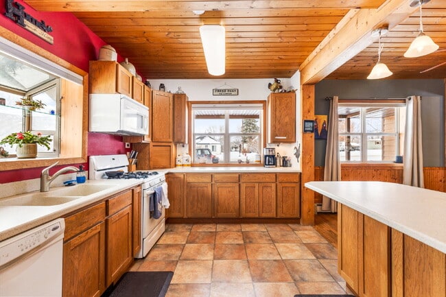 Building Photo - Spacious 4-Bedroom Home in the Heart of Sh...