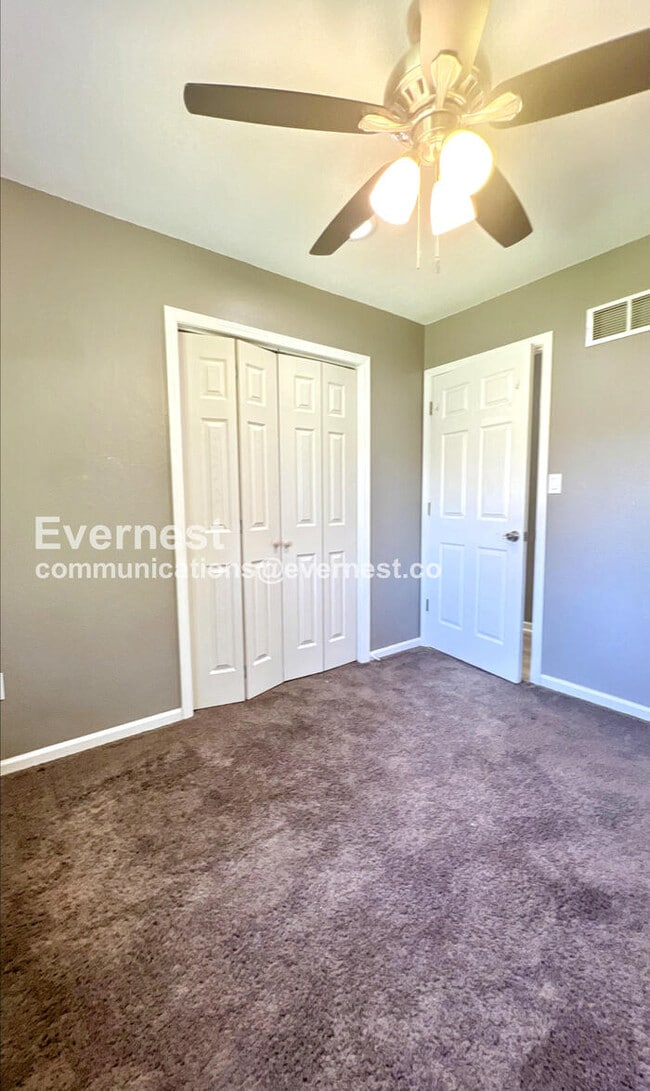 Building Photo - 4 Bed, 2 Bath Home with Garage / Pet-Frien...