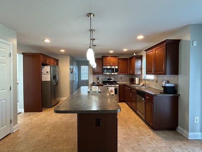 Building Photo - 84 Laks Ct