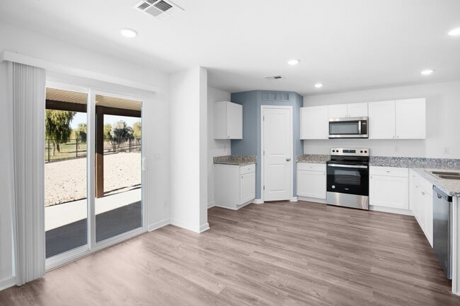 Building Photo - 5749 Club House Dr