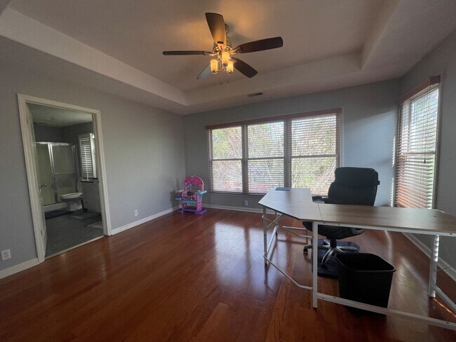 Building Photo - Bellevue Home For Rent!