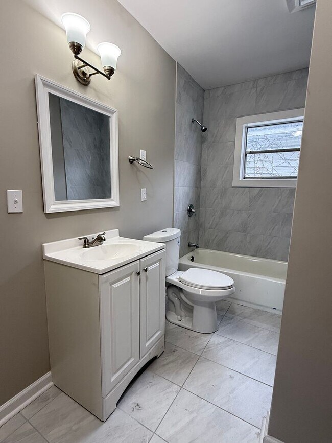 Building Photo - Remodeled 3 BR in North Birmingham