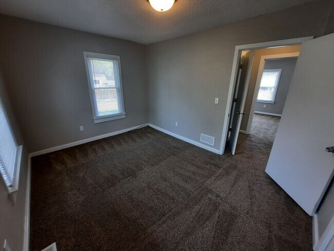 Building Photo - 2 bedroom, 1 bathroom home on large corner...
