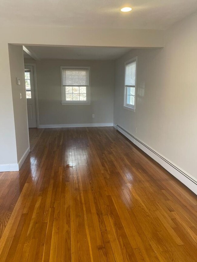 Primary Photo - 32-34 Park Ave Ext