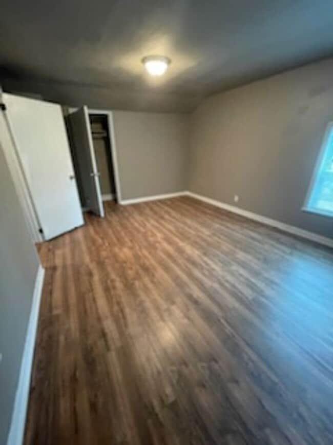 Building Photo - Large 2 Story Home