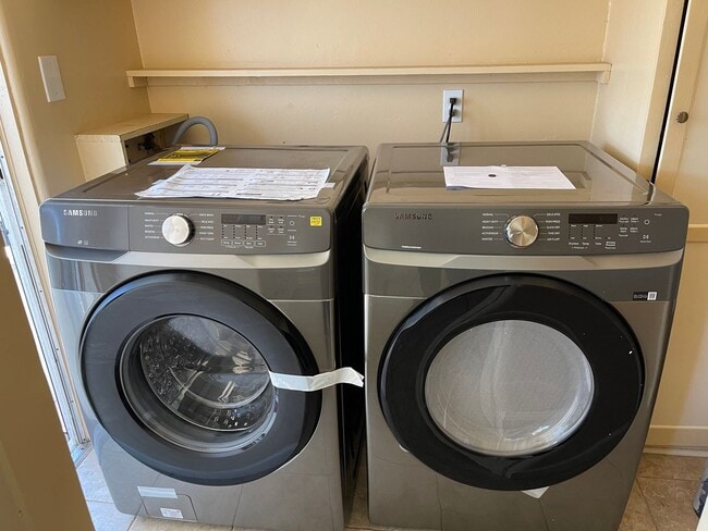 Building Photo - 3 Bedroom, 1 Bathroom Single Family Home in Desirable area of Talmadge