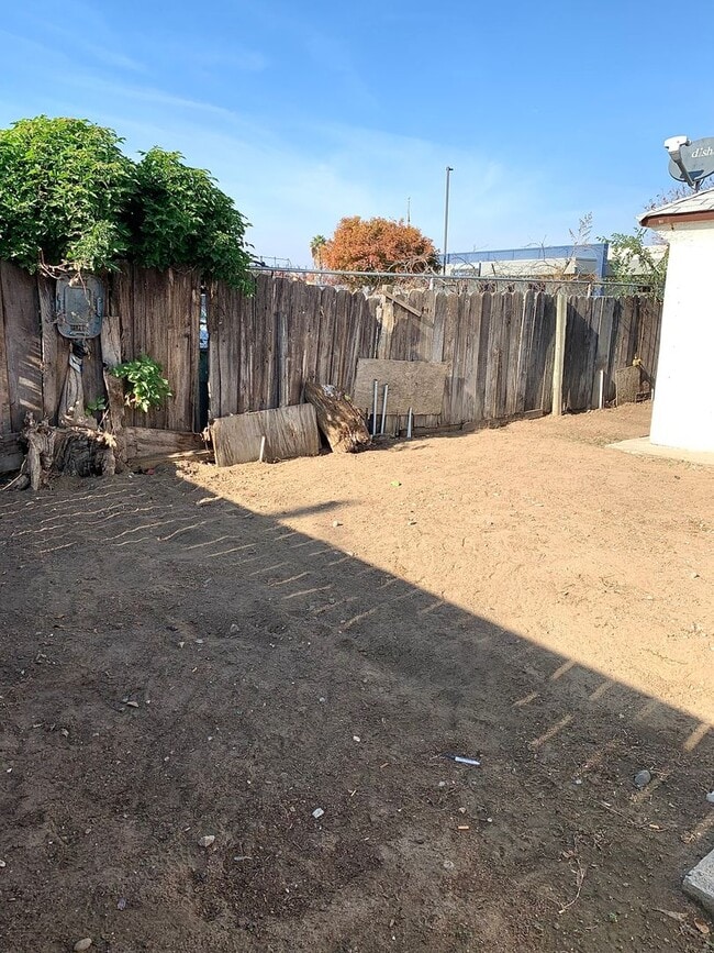 Building Photo - Conveniently Located Home in Modesto