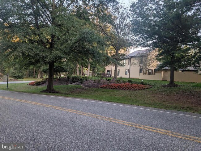 Building Photo - 3002 Courtside Rd
