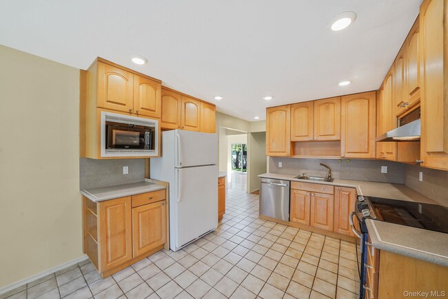 Building Photo - 386A Glen Cove Ave