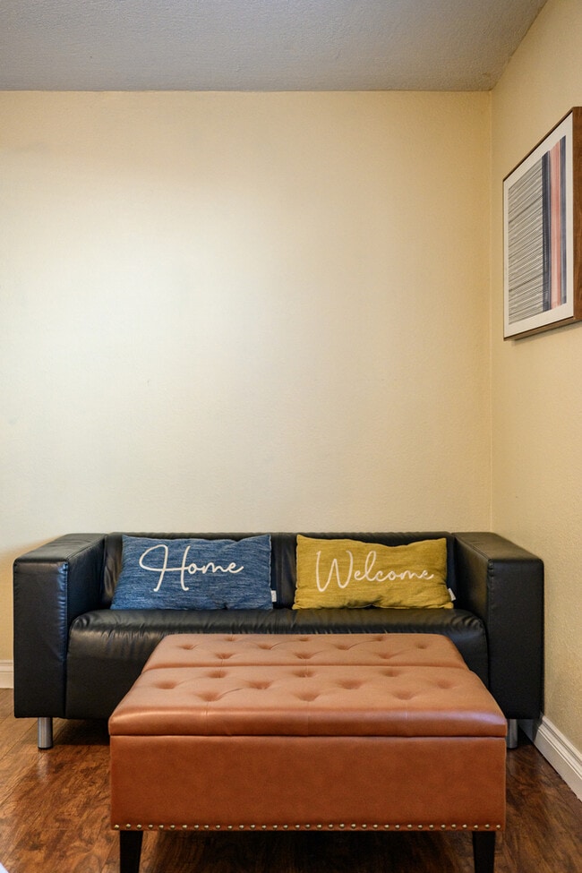 Building Photo - 1250 Stratford Ln