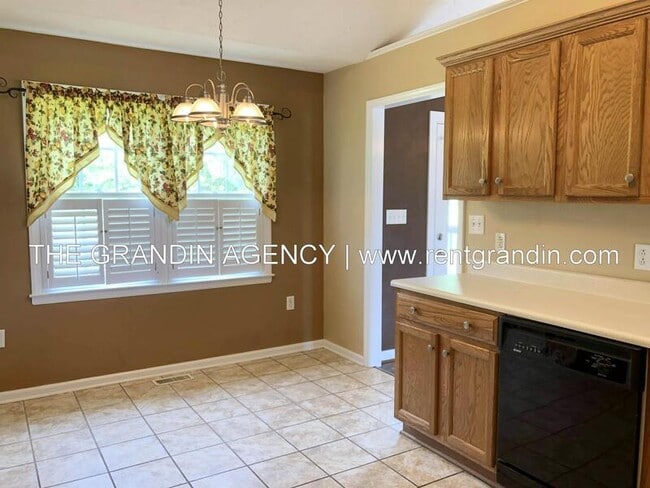 Building Photo - 1811 Meadows Ct