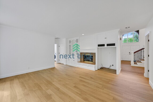 Building Photo - Beautiful Bellevue Single Family Home with 4 Beds + Bonus Room+ Den For Rent
