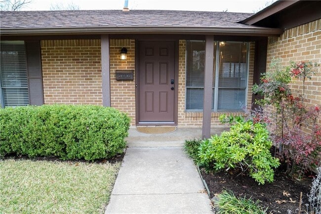 Building Photo - 8402 Stillwood Ln