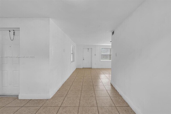 Building Photo - 2800 NW 6th Ct
