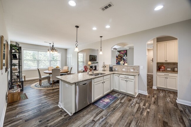 Building Photo - Stunning 4-Bedroom, 3.5-Bath Full Brick Ho...