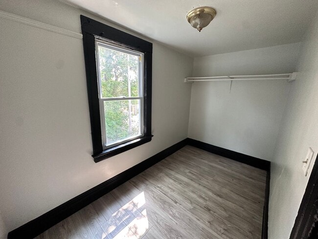 Building Photo - 4 bedroom, House