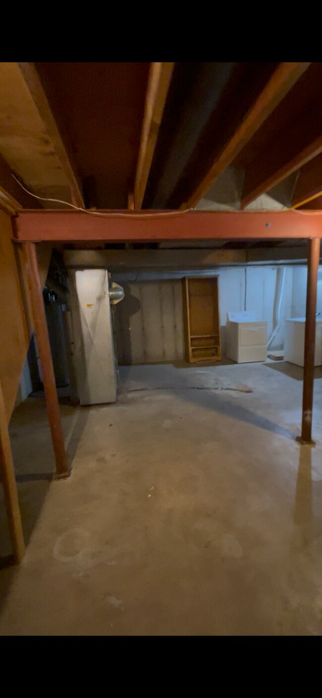 Building Photo - 831 Badger Ln