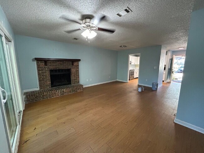 Building Photo - 2BR/1.5BA Townhouse Apartment Conveniently Located!