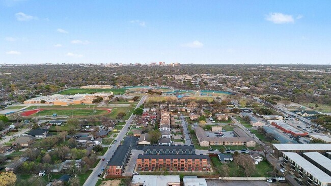 Building Photo - 2524 Havenhurst St