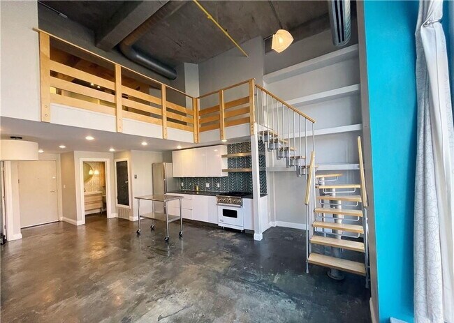 Building Photo - Bright & Spacious Unit with Natural Light
