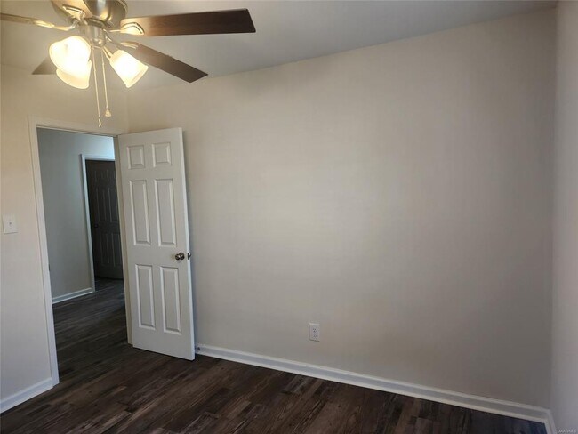 Building Photo - 122 Debra Dr