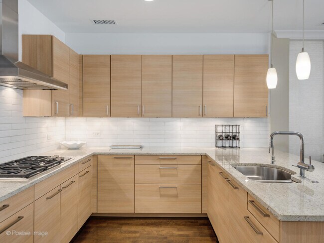 Building Photo - 10 E Delaware Pl
