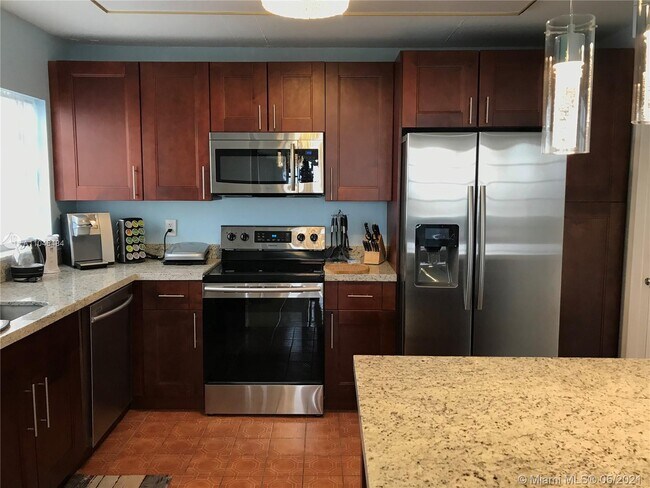 Building Photo - 1817 S Ocean Dr
