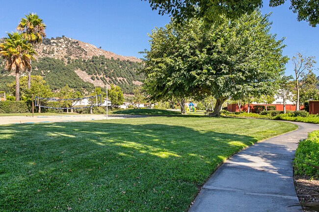 Building Photo - 4952 Lake Shore Ct