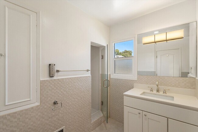 Building Photo - 4 Bed • 3 Bath • 2,135 Sq Ft (Main House) ...