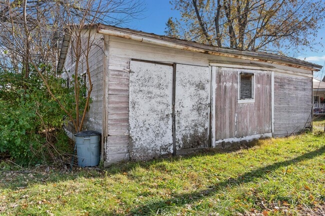 Building Photo - 89 Maple St